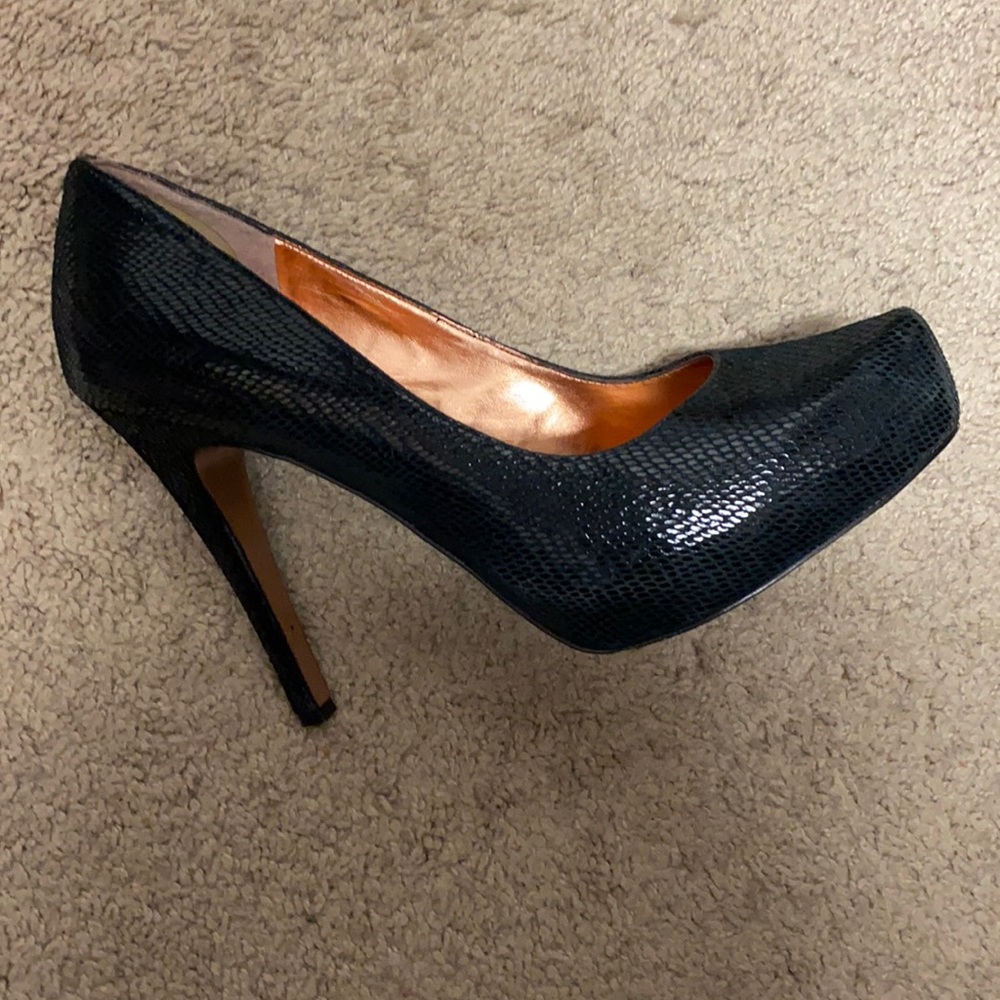 Snake texture BCBG Heels